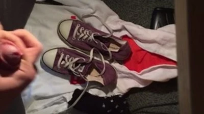 jerking and cum on girl´s converse all star low sneaker