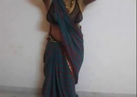 indian housewife tina expose her big boobs in saree